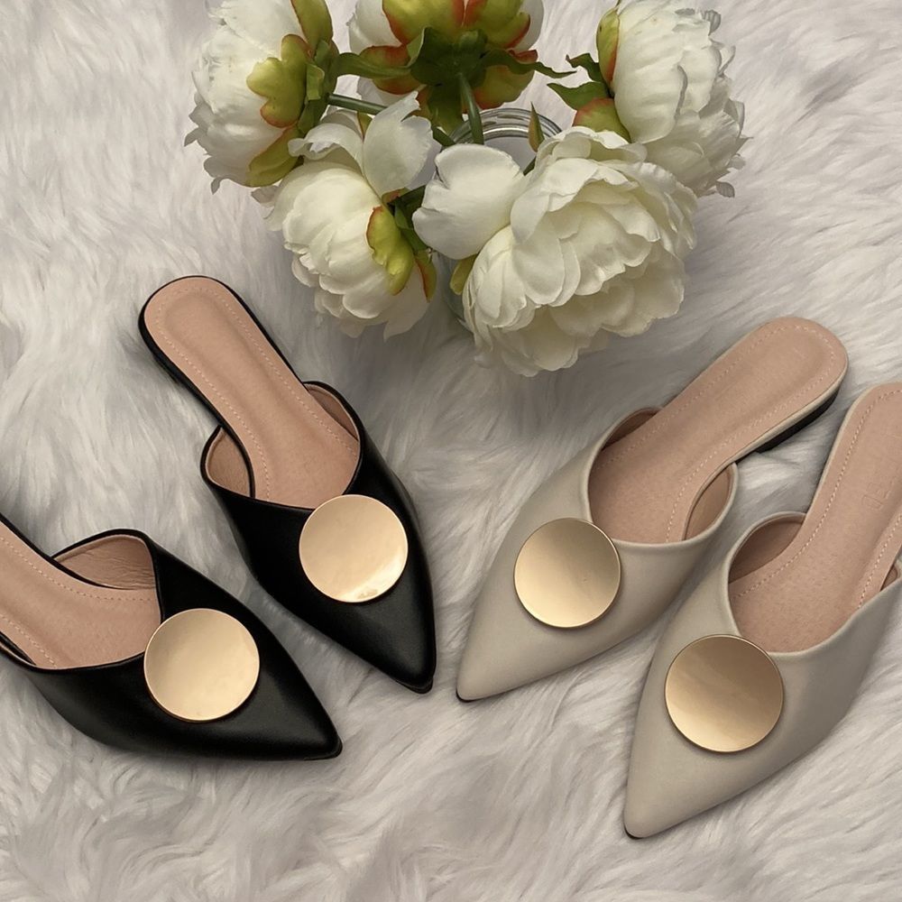 Riveted Off White Crème Gold Pointed Toe Flat Mules Shoes - Picture 4 of 17